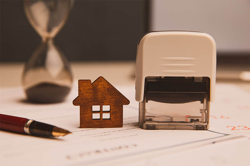pen and notary stamp